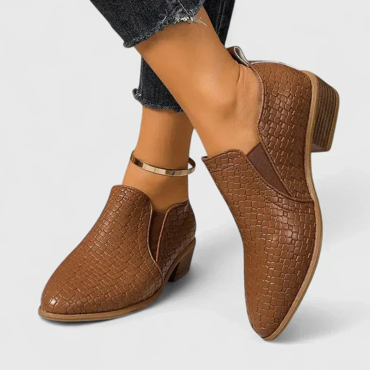 Genevieve Cushioned Lace-Up Oxford Shoes in Dark Brown
