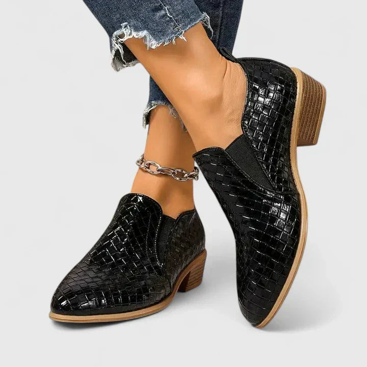 Genevieve Cushioned Lace-Up Oxford Shoes in Black